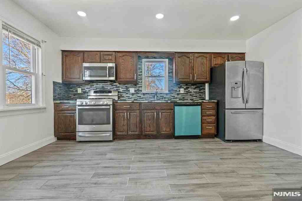 254 Lexington Ave Unit 2 - Photo 5 of 14