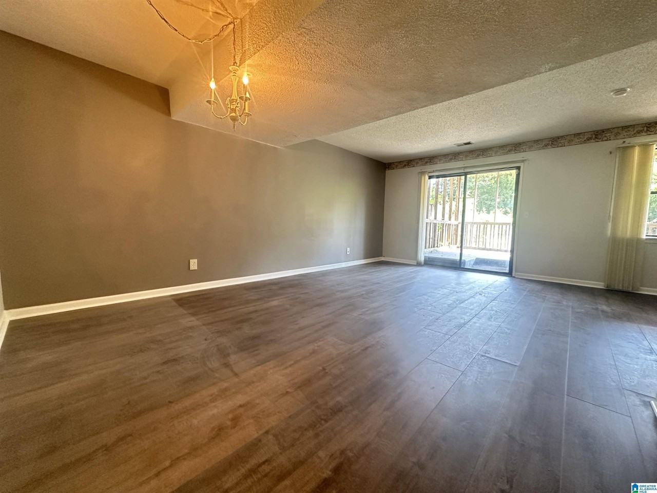 2404 Hampstead Dr - Photo 2 of 10