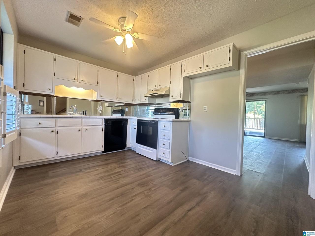 2404 Hampstead Dr - Photo 3 of 10