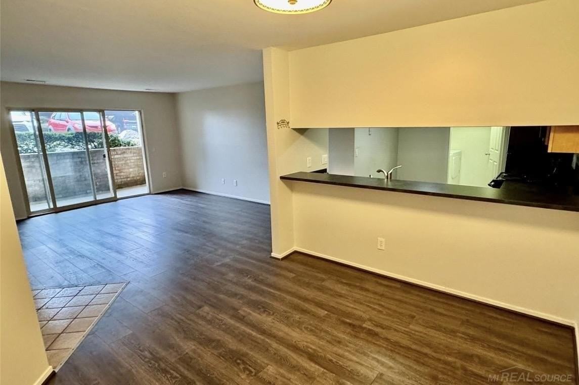 2605 2605 Greenstone BLVD APT 201 Street - Photo 2 of 10