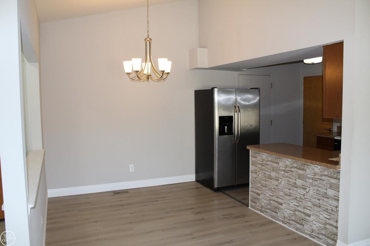 20463 Brandonwood Dr - Photo 3 of 16