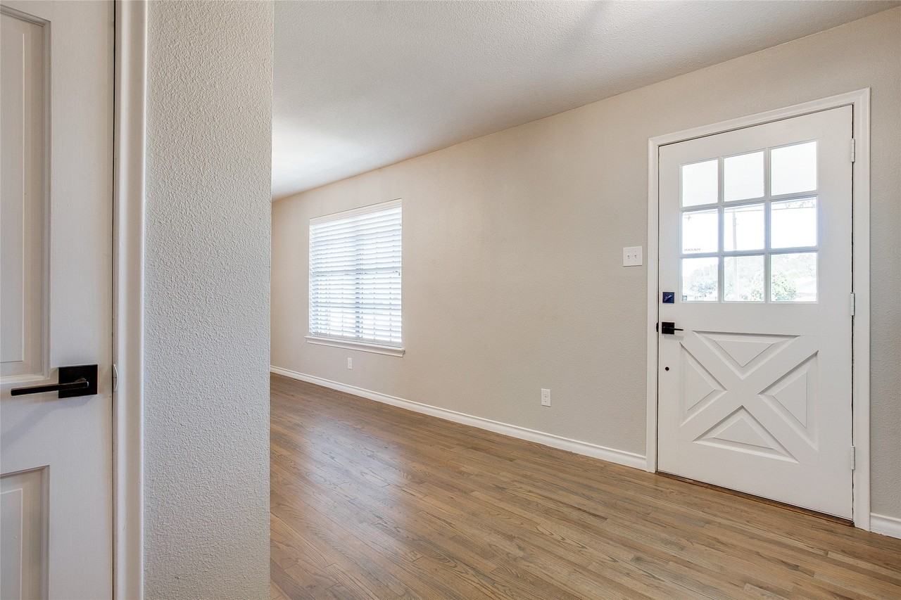 220 220 N Town E Boulevard - Photo 4 of 29