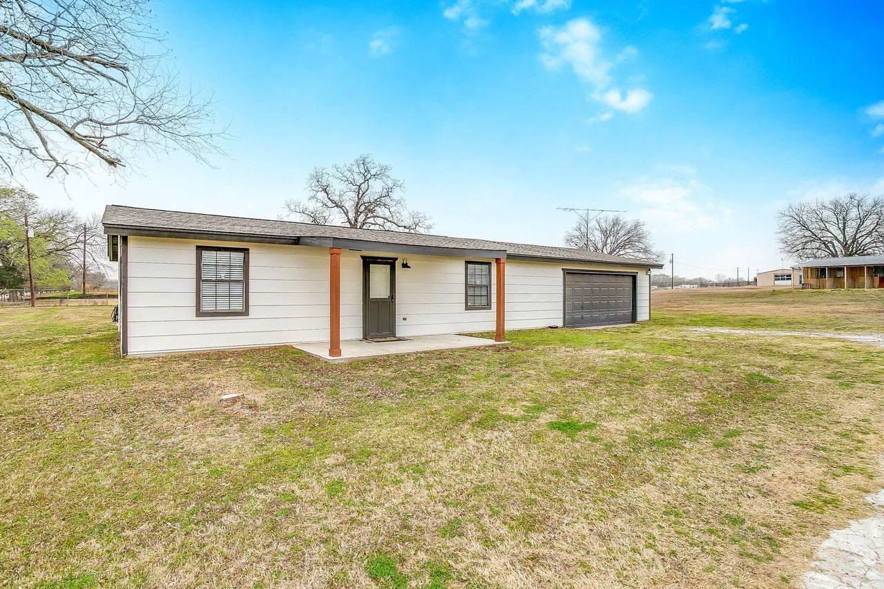 3301 County Road 530b - Photo 2 of 27