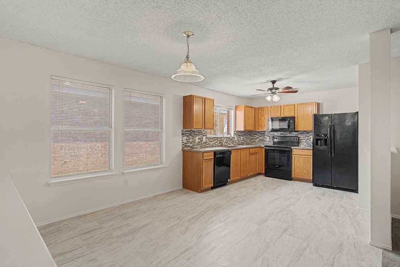 1421 Knottingham Dr - Photo 4 of 24