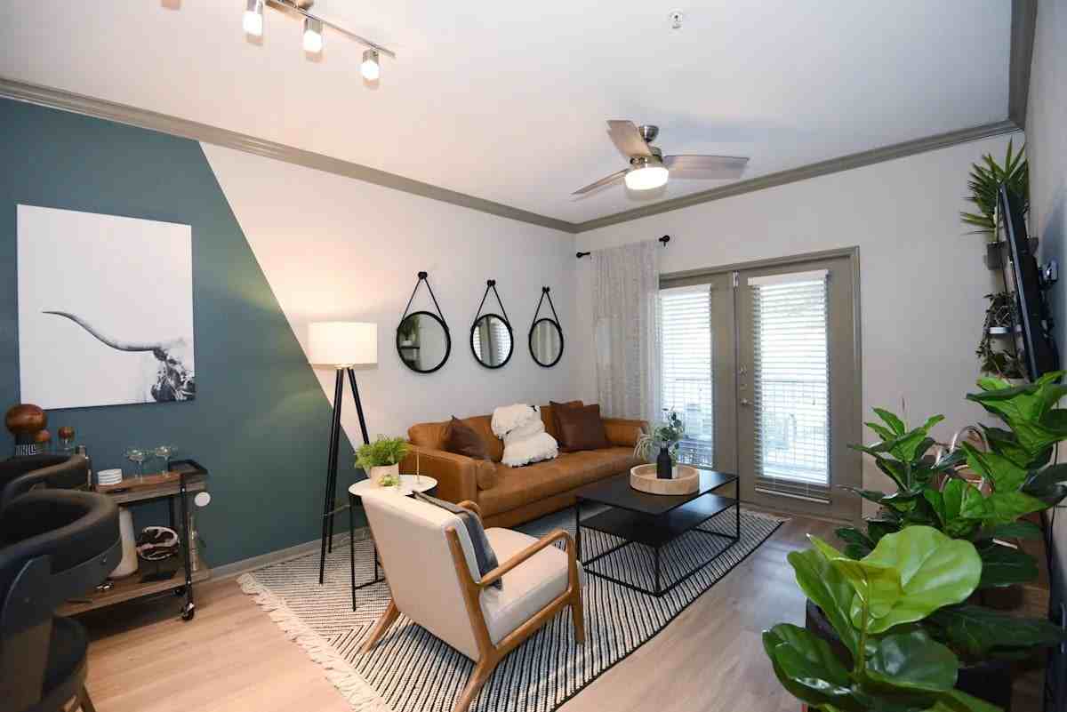 19002 Mission Park Dr - Photo 3 of 8