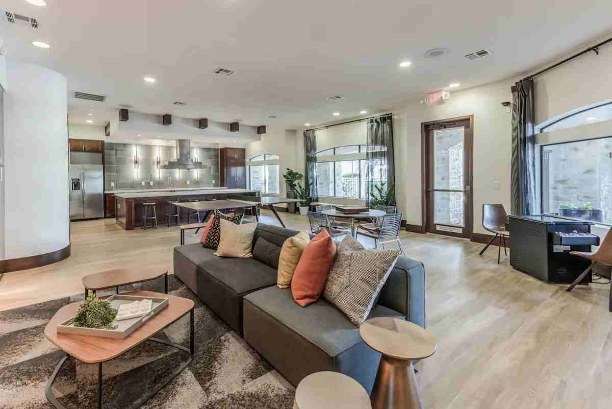 19002 Mission Park Dr - Photo 7 of 8