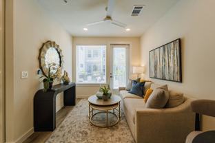 2101 N Shepherd Dr - Photo 1 of 1