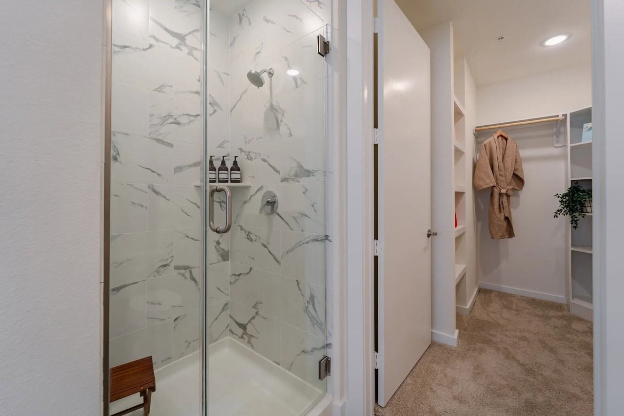 2101 N Shepherd Dr - Photo 5 of 8