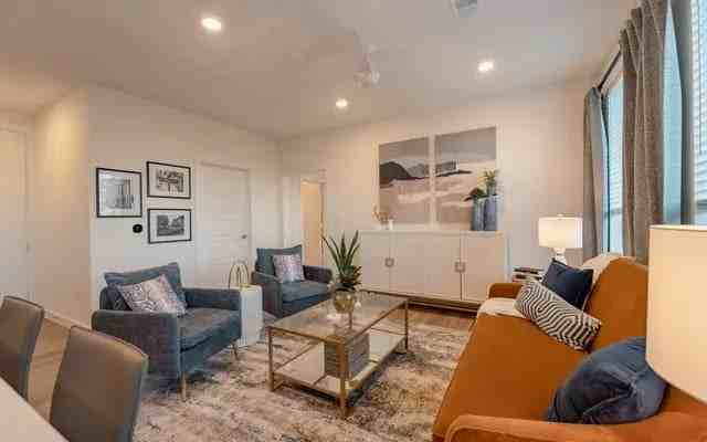 616 W 20th St - Photo 2 of 8