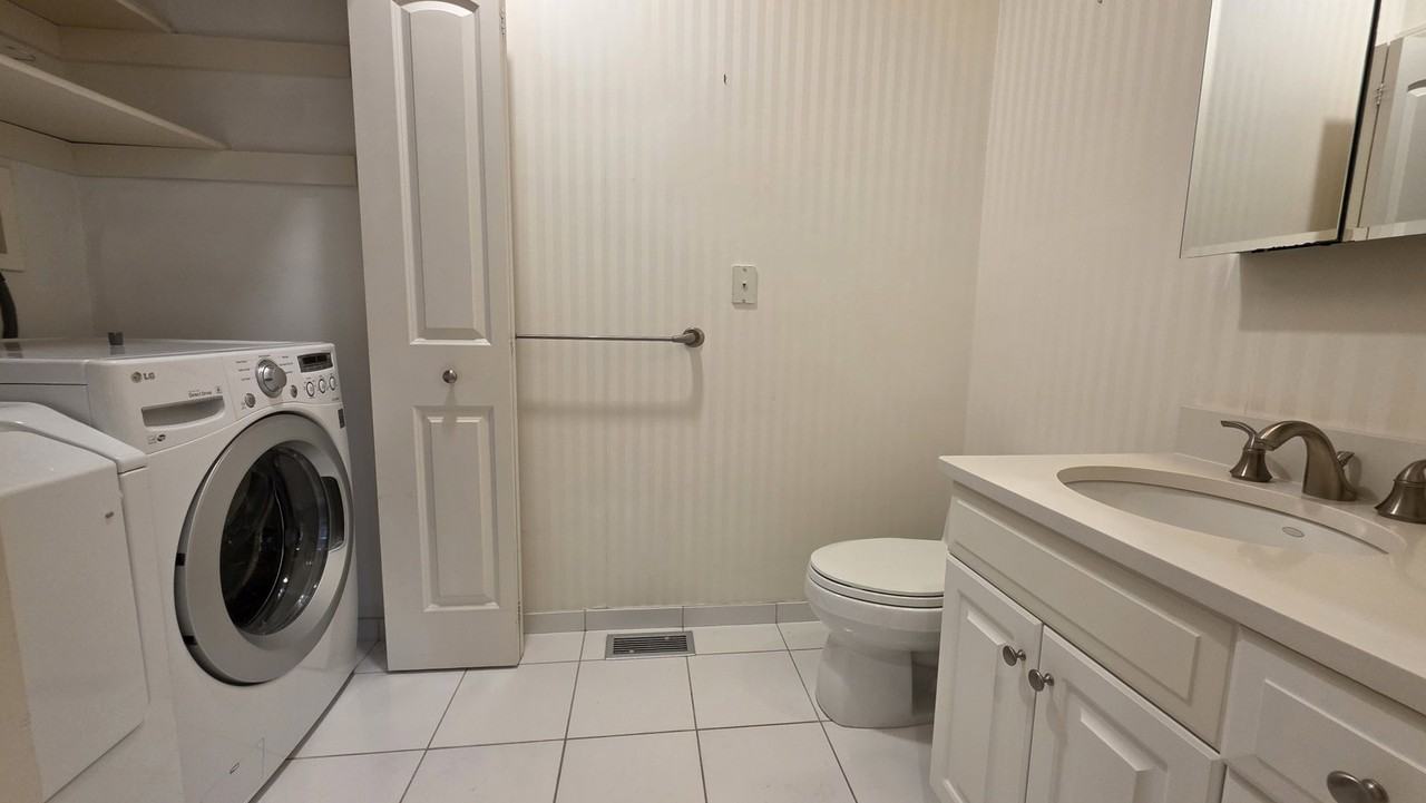 910 W Roxbury Pkwy - Photo 4 of 8