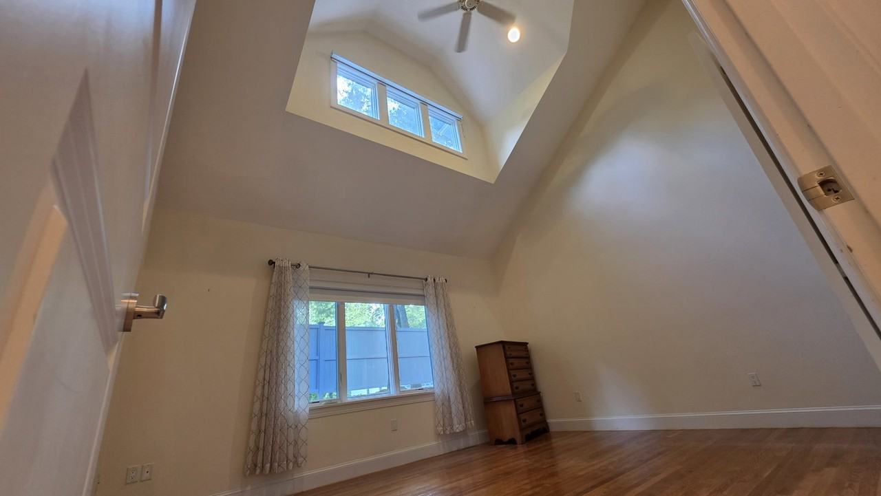 910 W Roxbury Pkwy - Photo 5 of 8