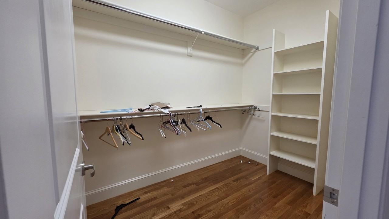 910 W Roxbury Pkwy - Photo 7 of 8
