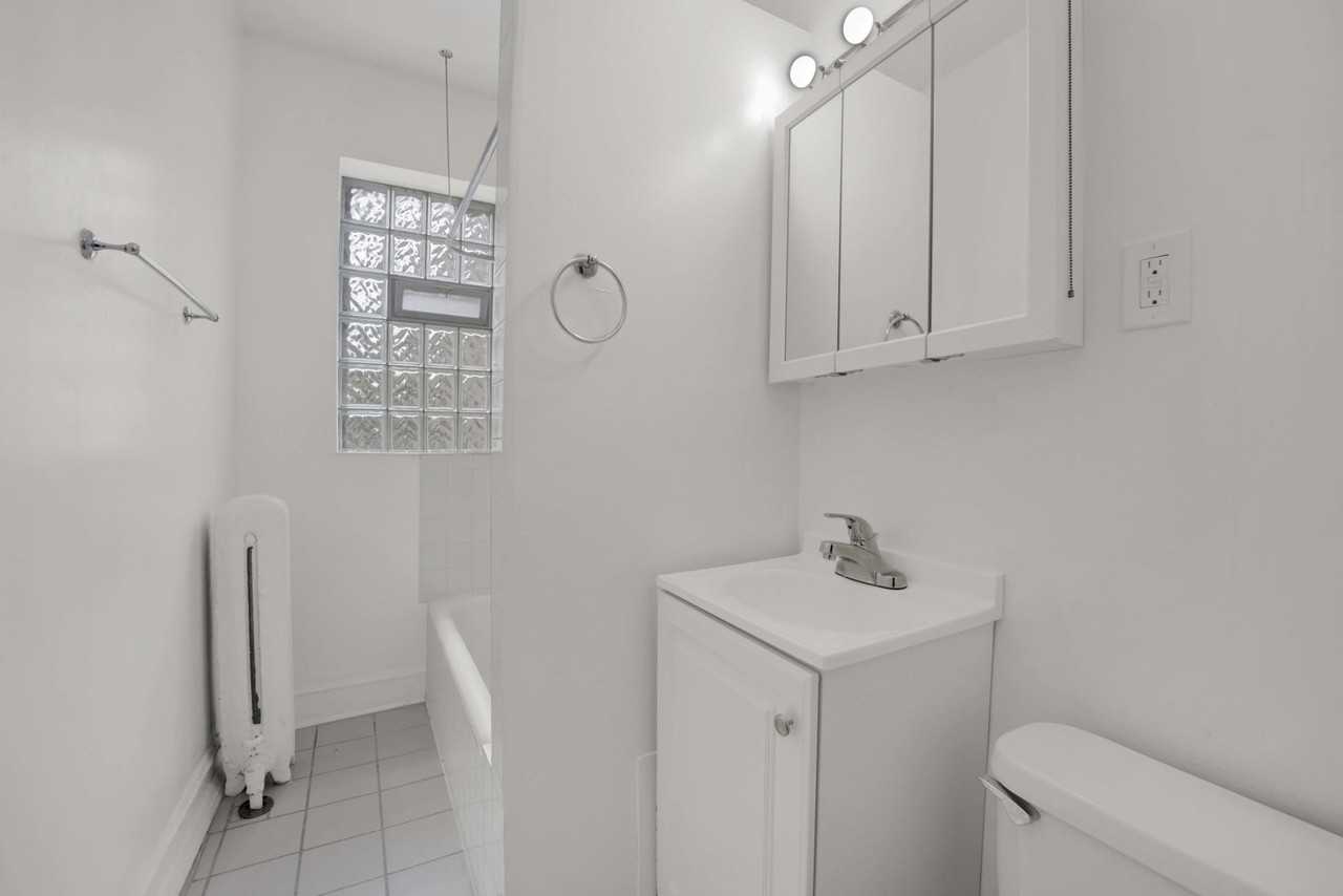 1237 W Greenleaf Ave #2E - Photo 7 of 8