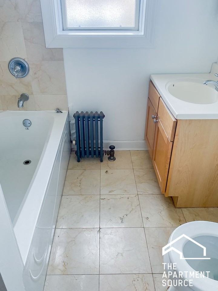 1950 W Leland Ave #1 - Photo 4 of 8