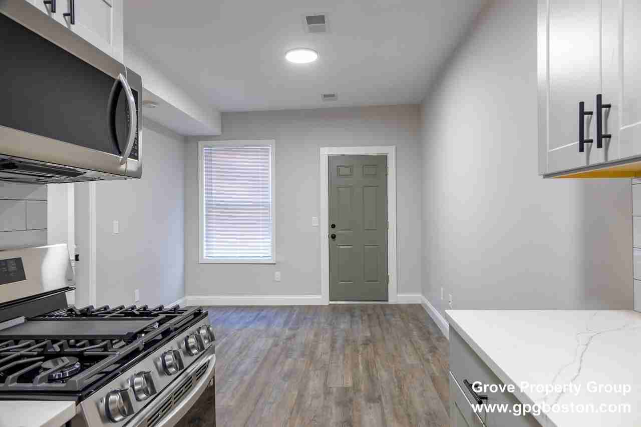 626 E 6th St #2 - Photo 4 of 15