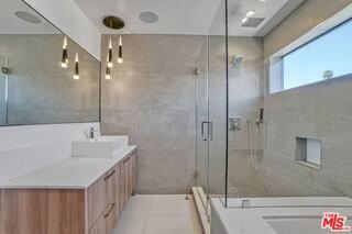 1447 N Martel Ave - Photo 5 of 8