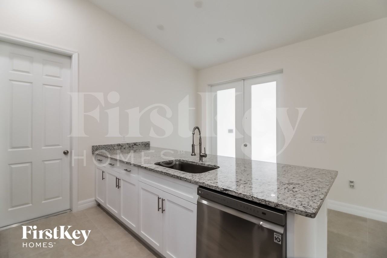 711 Nimitz Blvd - Photo 6 of 16