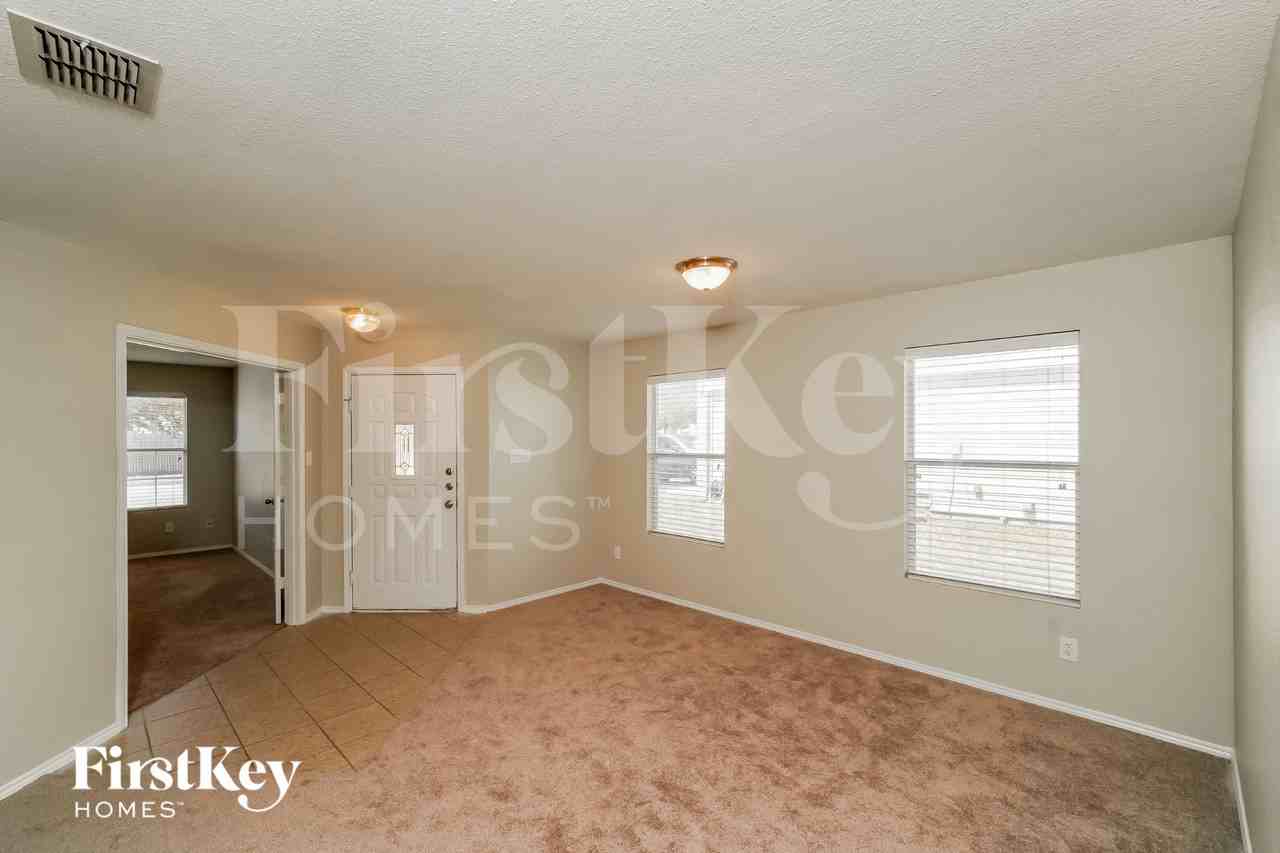 8027 Saratoga Knl - Photo 3 of 15