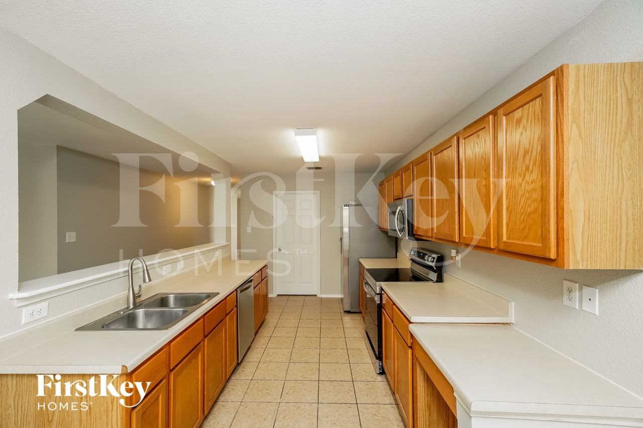 8027 Saratoga Knl - Photo 5 of 15