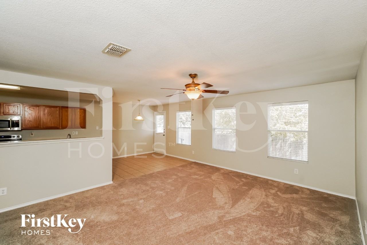8027 Saratoga Knl - Photo 7 of 15