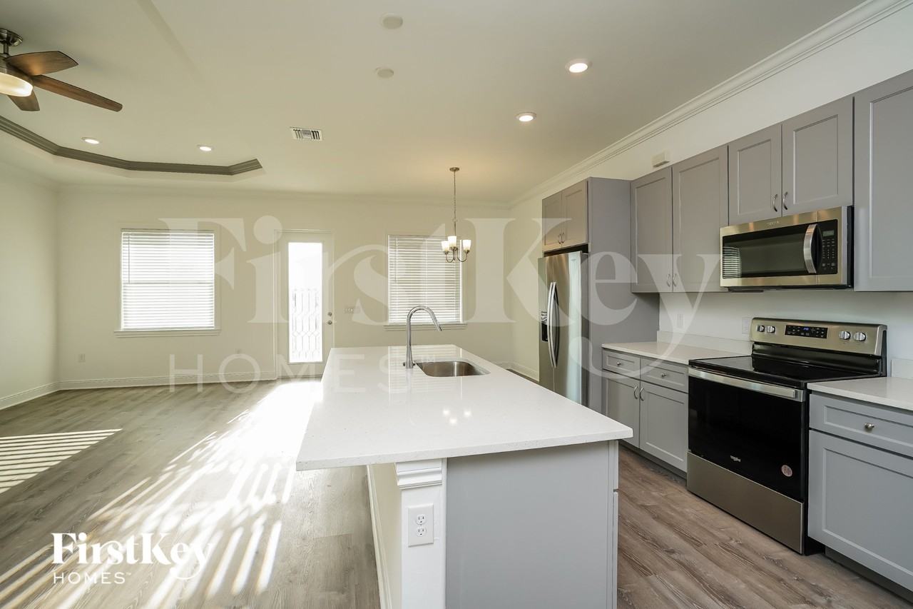 3910 Ne 19th Pl - Photo 4 of 16