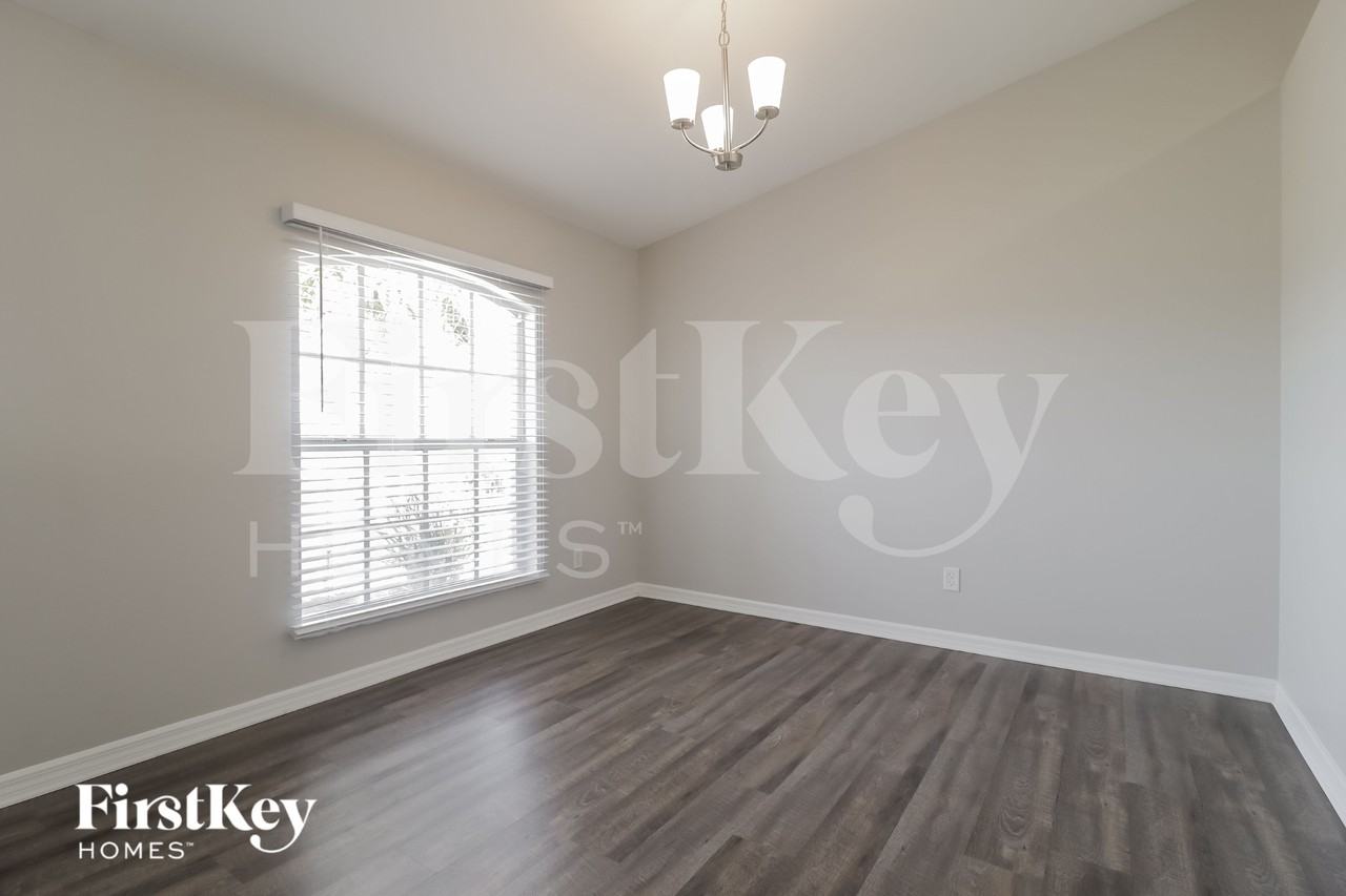 927 Nw 10th Ave - Photo 4 of 16