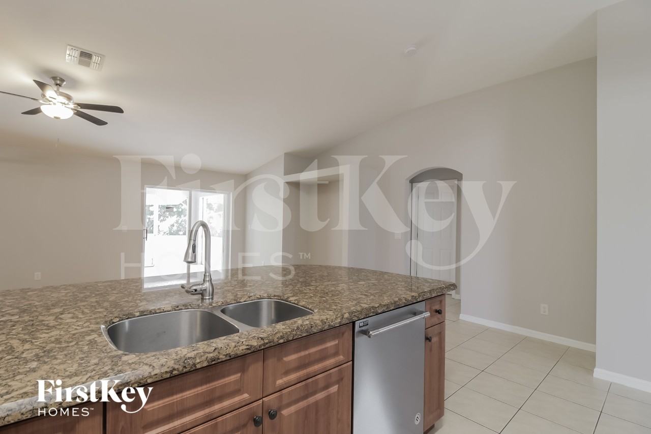 927 Nw 10th Ave - Photo 5 of 16