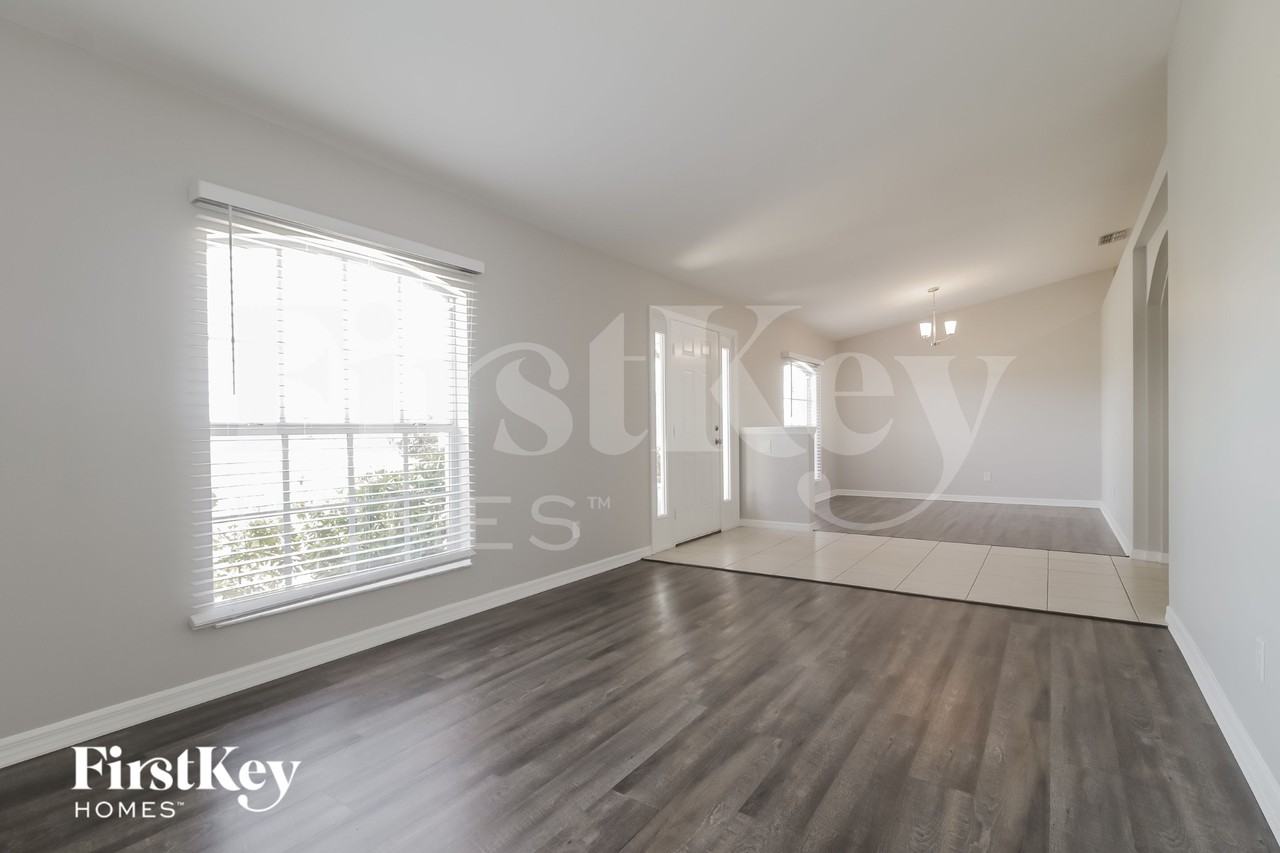 927 Nw 10th Ave - Photo 7 of 16