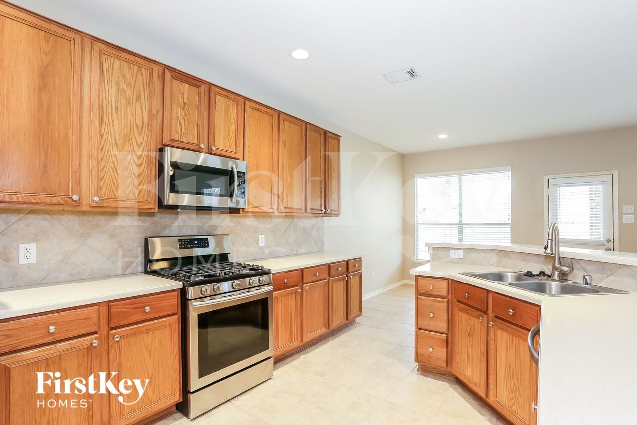 18210 Olive Tree Ct - Photo 5 of 16