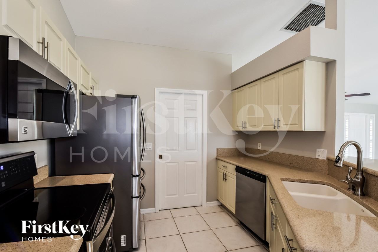 1017 Se 5th Ave - Photo 6 of 16