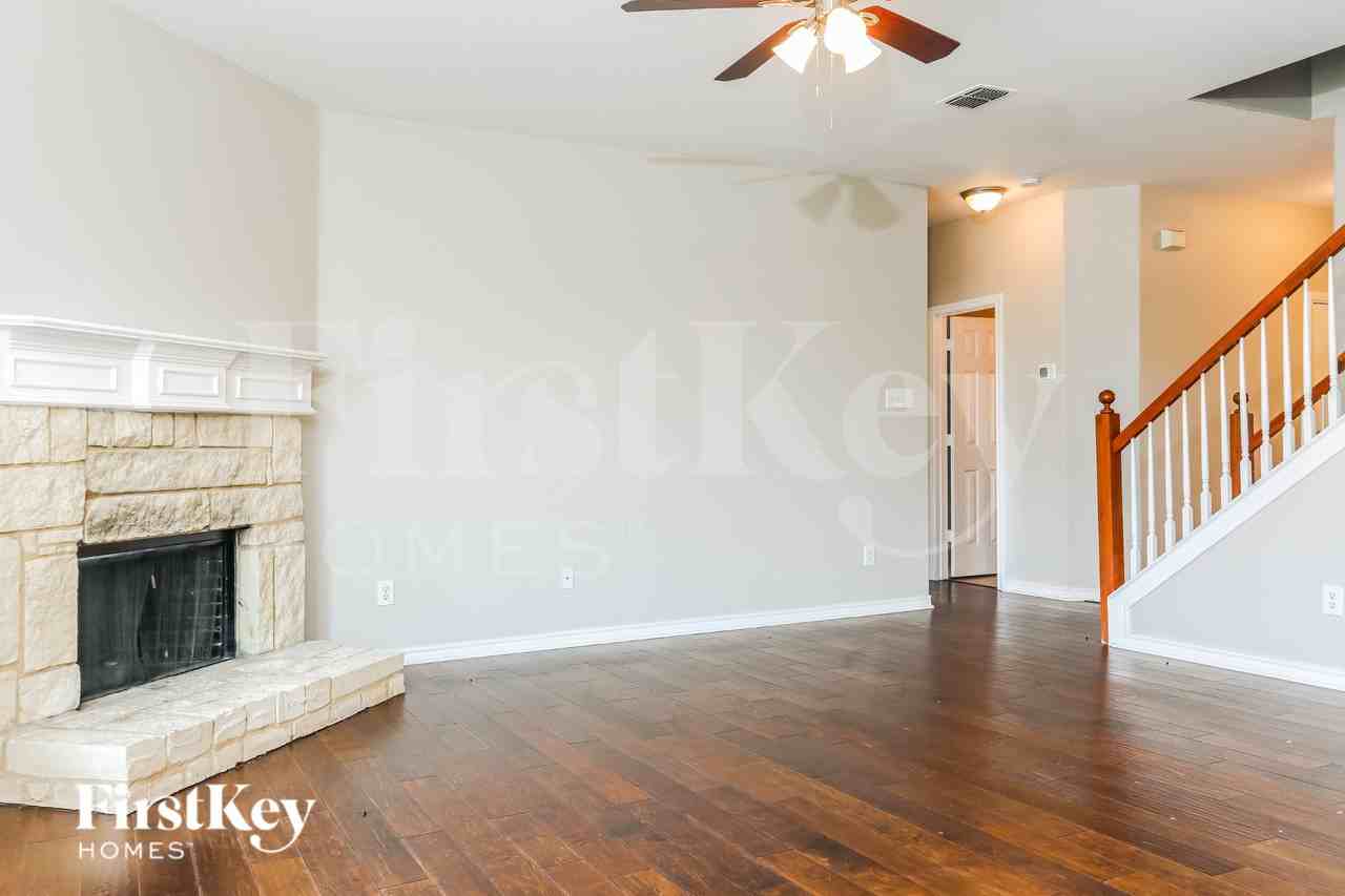1746 Summerwood Ln - Photo 2 of 16