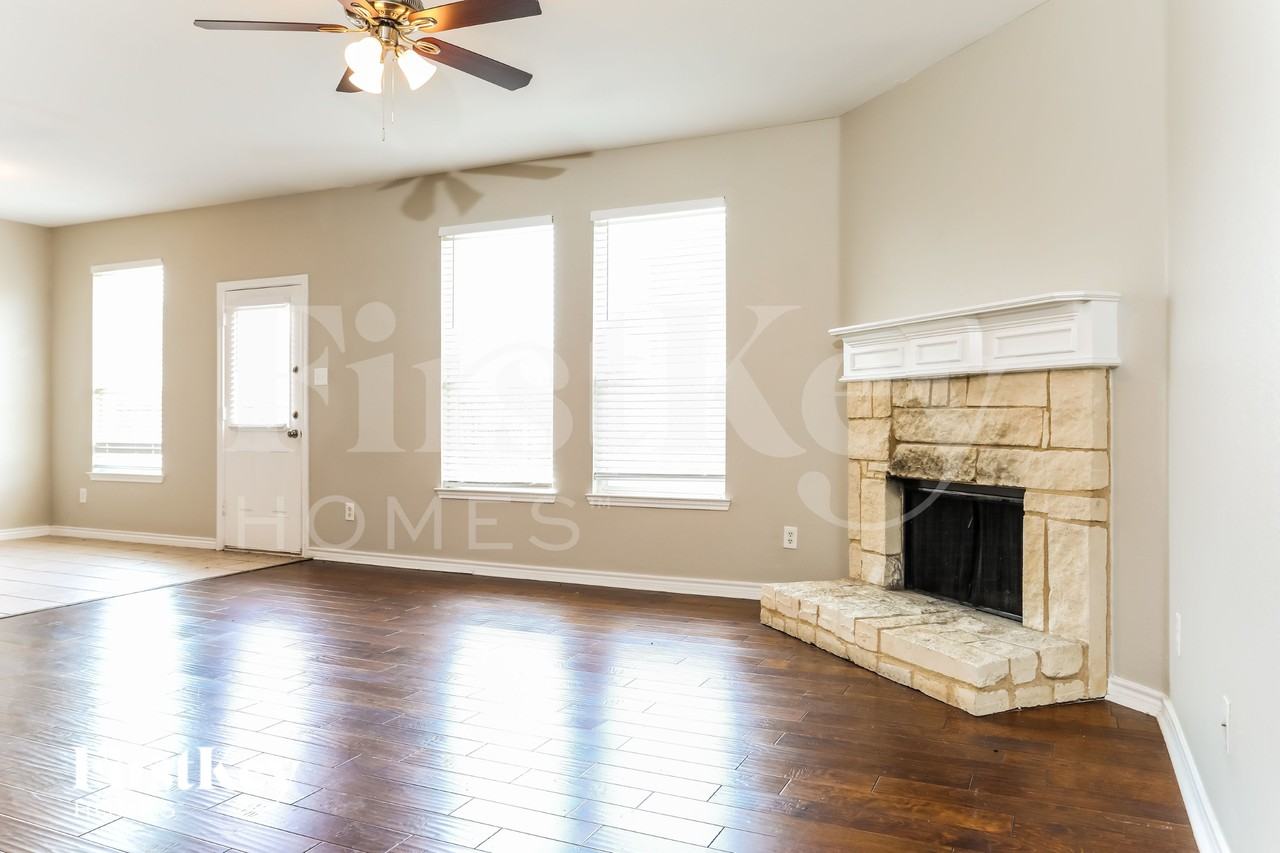 1746 Summerwood Ln - Photo 3 of 16