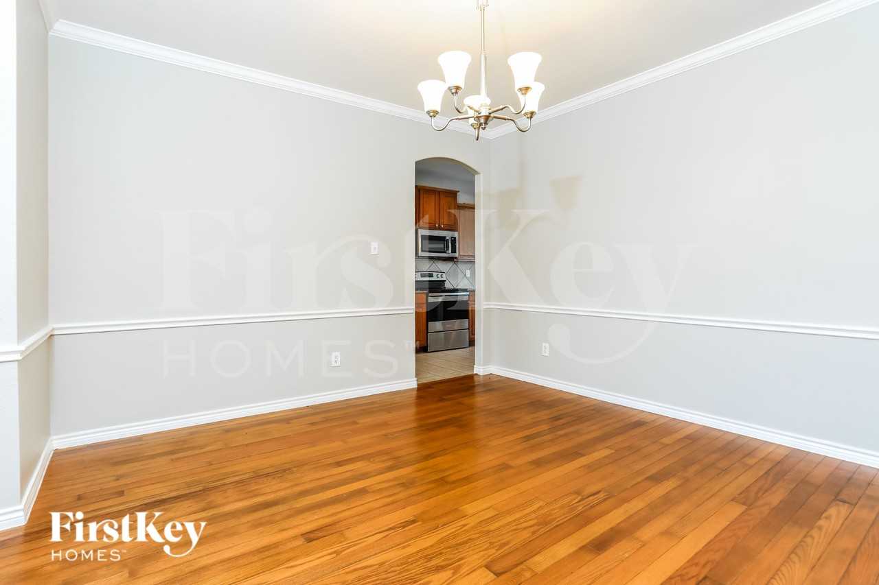 1746 Summerwood Ln - Photo 4 of 16