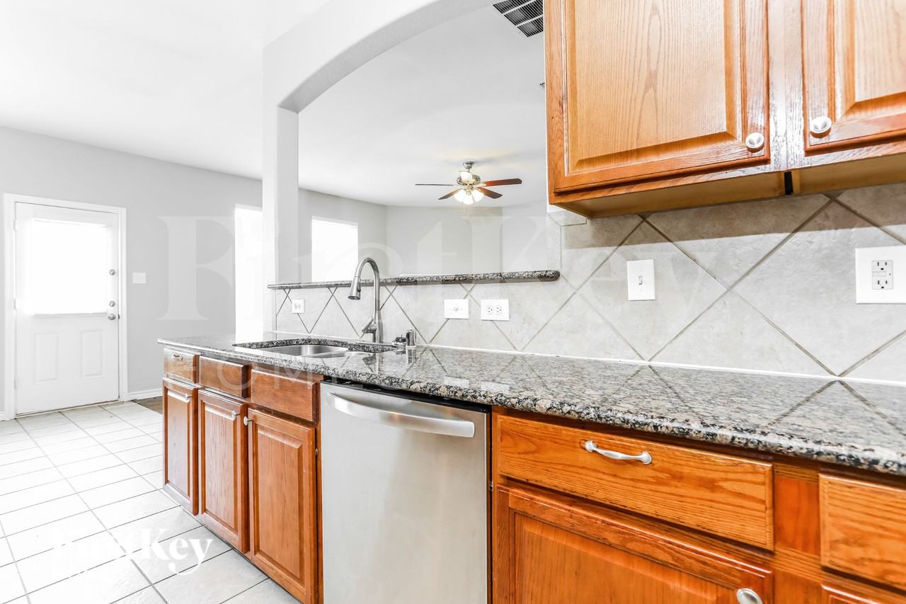 1746 Summerwood Ln - Photo 6 of 16