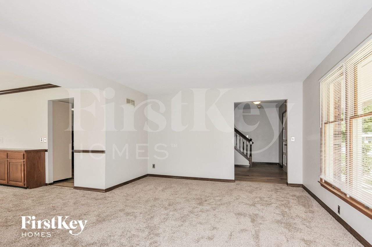 1005 Lancaster Dr - Photo 3 of 15