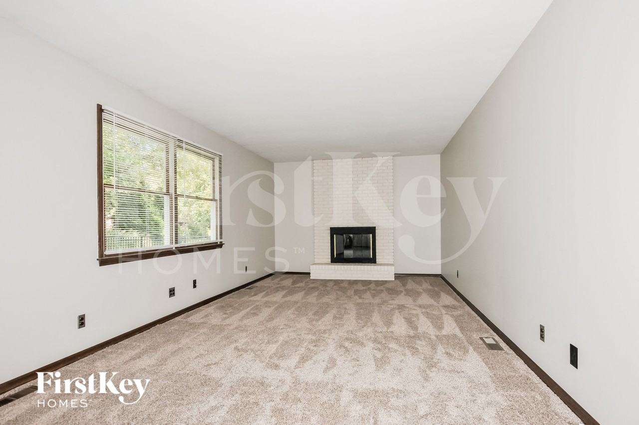 1005 Lancaster Dr - Photo 4 of 15