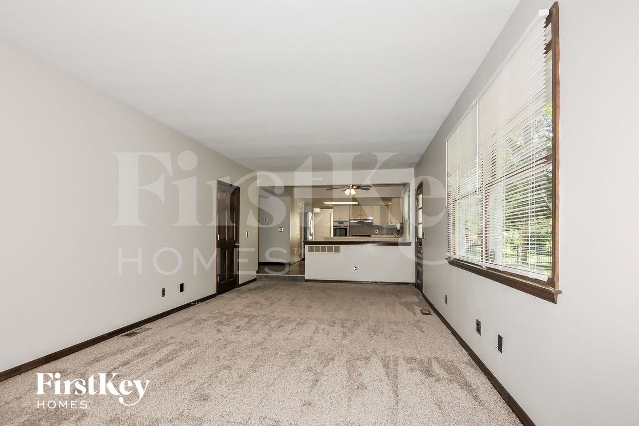 1005 Lancaster Dr - Photo 5 of 15