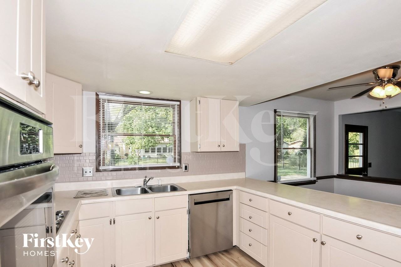 1005 Lancaster Dr - Photo 6 of 15