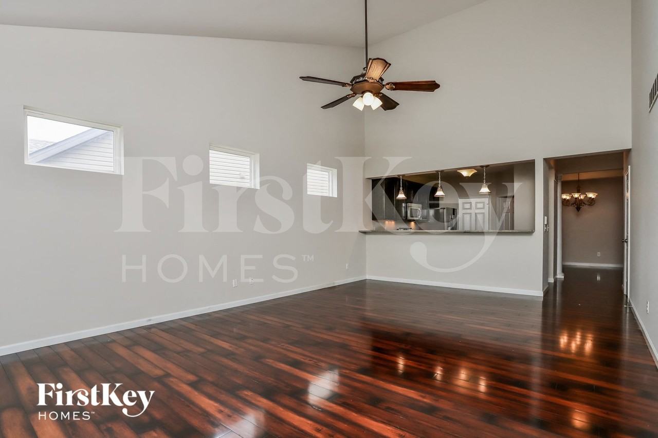 324 Calvert Pl - Photo 3 of 15