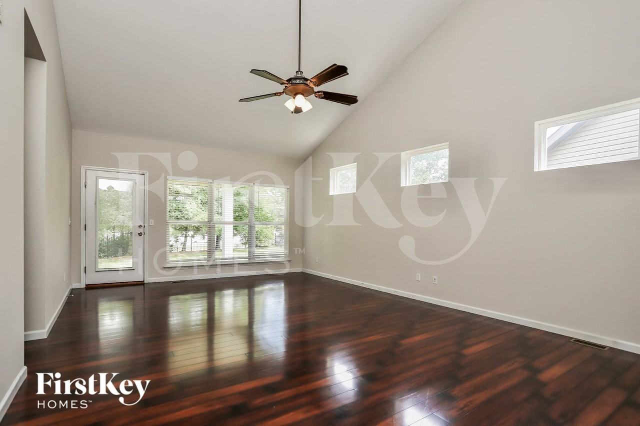 324 Calvert Pl - Photo 4 of 15