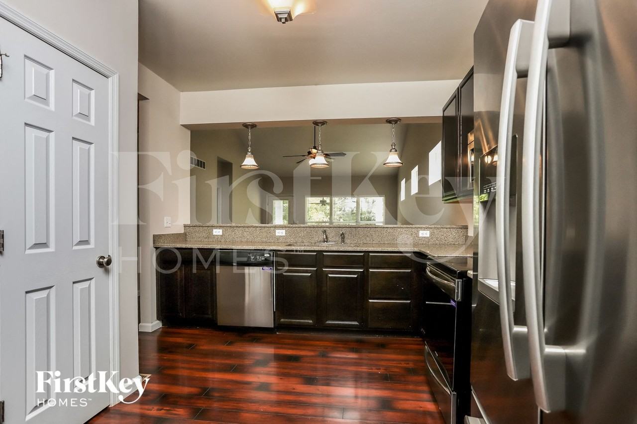 324 Calvert Pl - Photo 7 of 15