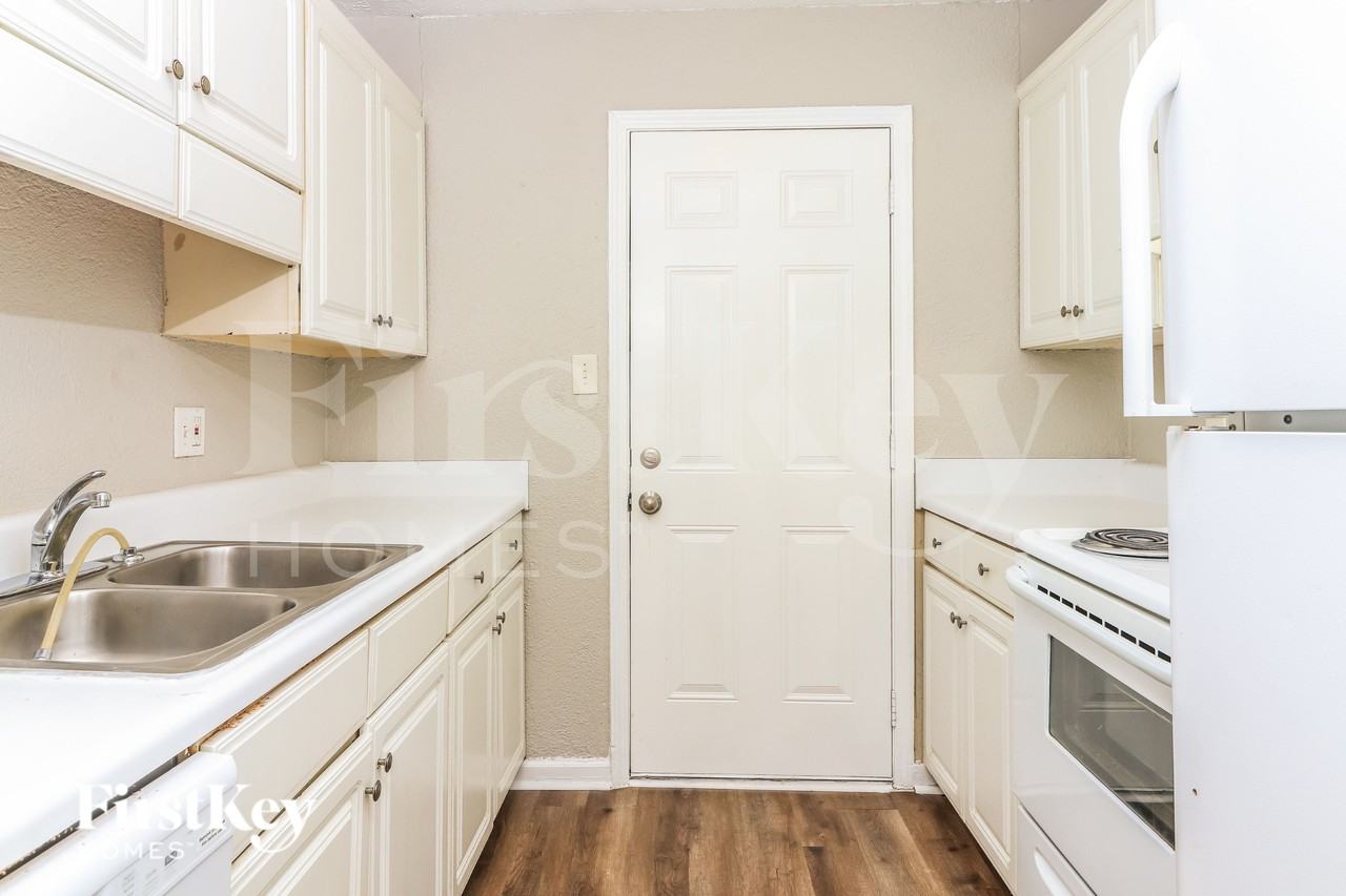 1910 Brownsville Rd #2 - Photo 7 of 16