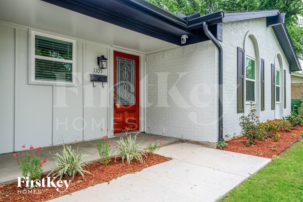 1105 Quebec Dr - Photo 3 of 16