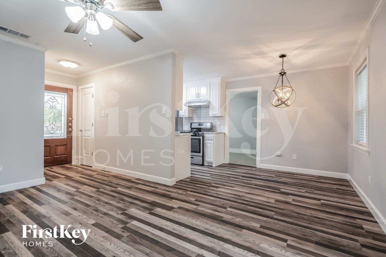 1105 Quebec Dr - Photo 4 of 16