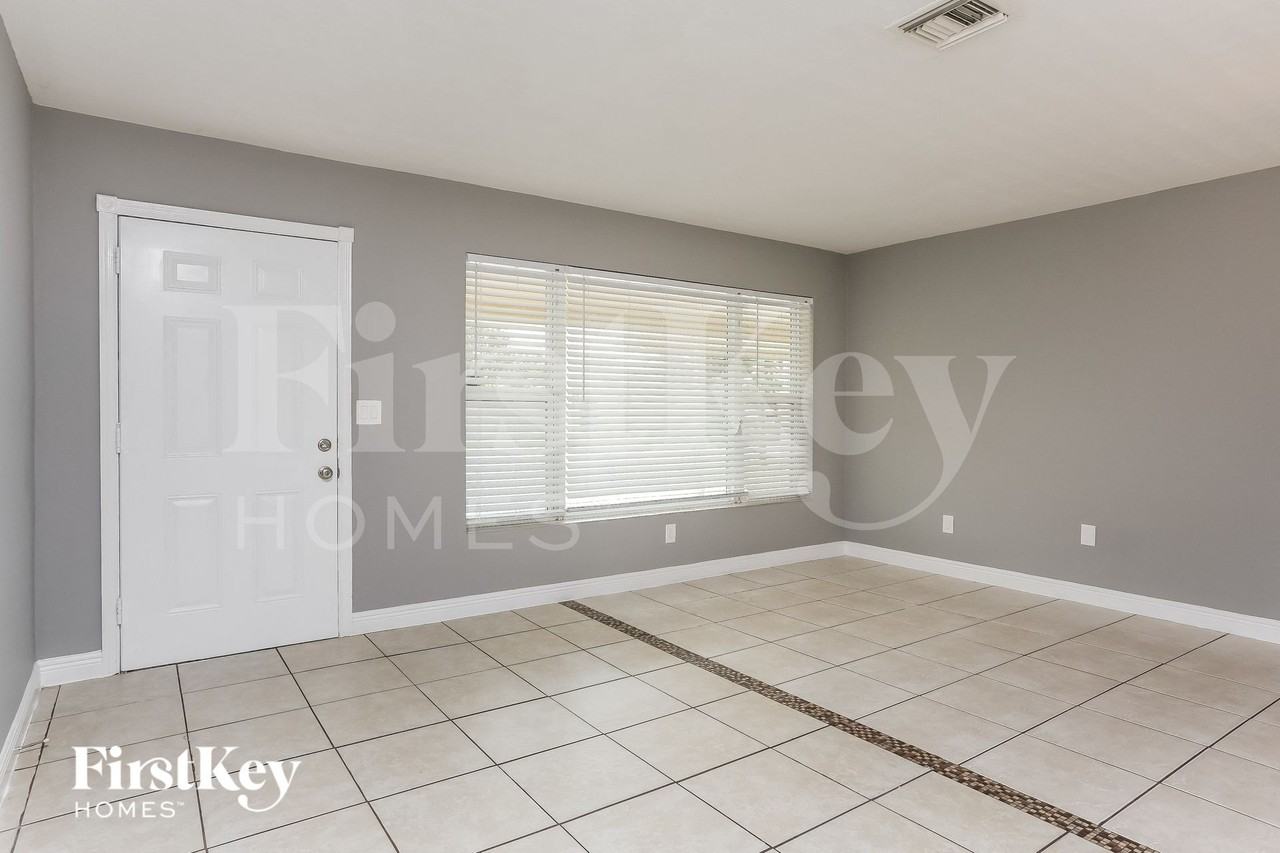 711 Ne 30th St - Photo 3 of 18