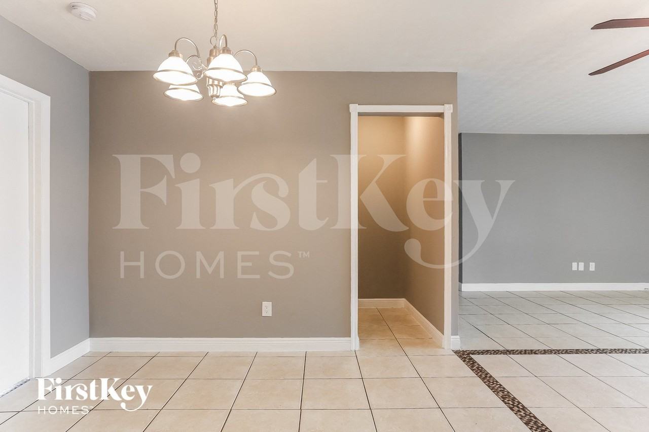 711 Ne 30th St - Photo 5 of 18