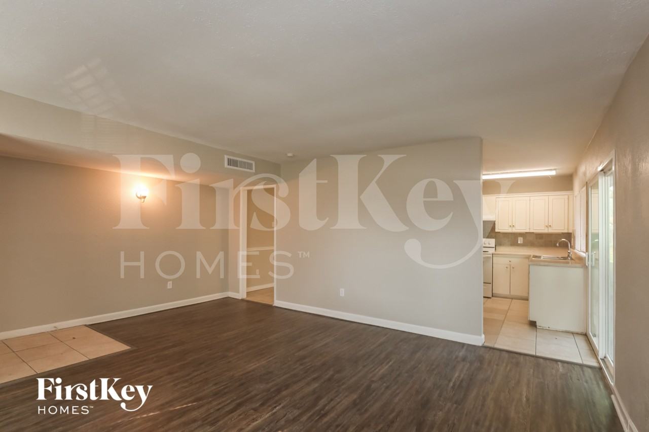 6217 Pine St - Photo 3 of 16