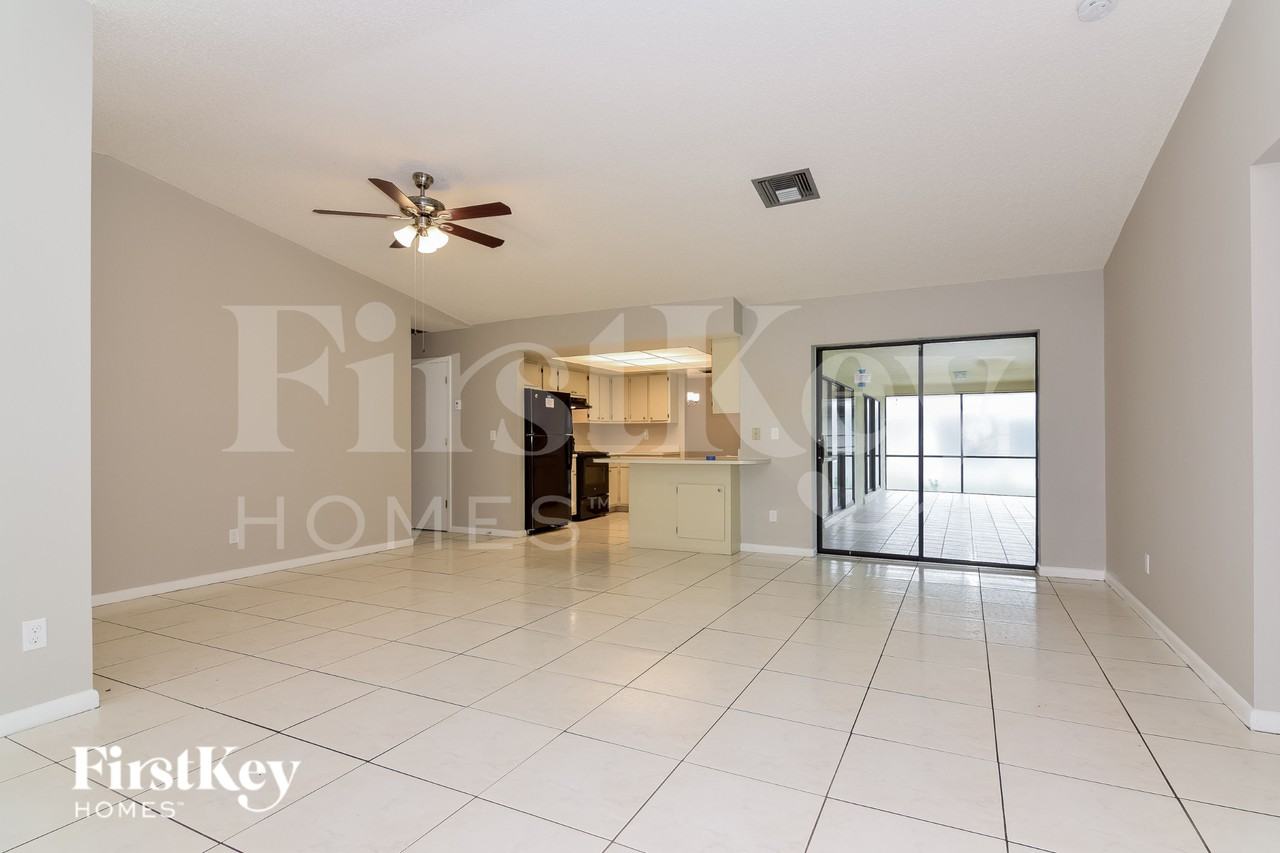 620 Se 29th St - Photo 3 of 16