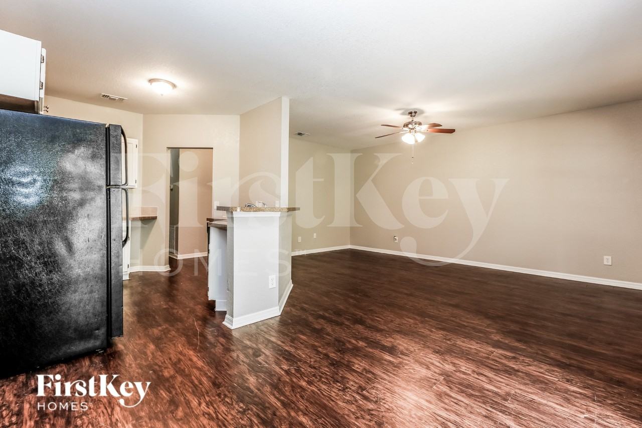 2849 Peake St - Photo 3 of 16