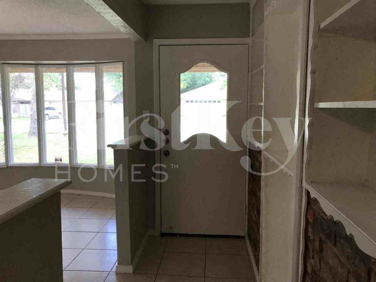 2710 Peachtree Ln - Photo 3 of 50